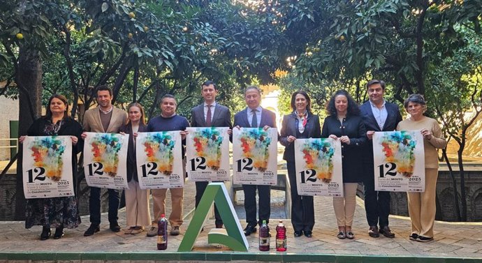 El delegado del Gobierno andaluz y el alcalde de Constantina, en presentación de la XII Feria del Mosto, Vino, Licores y Productos Ibéricos de la localidad serrana.
