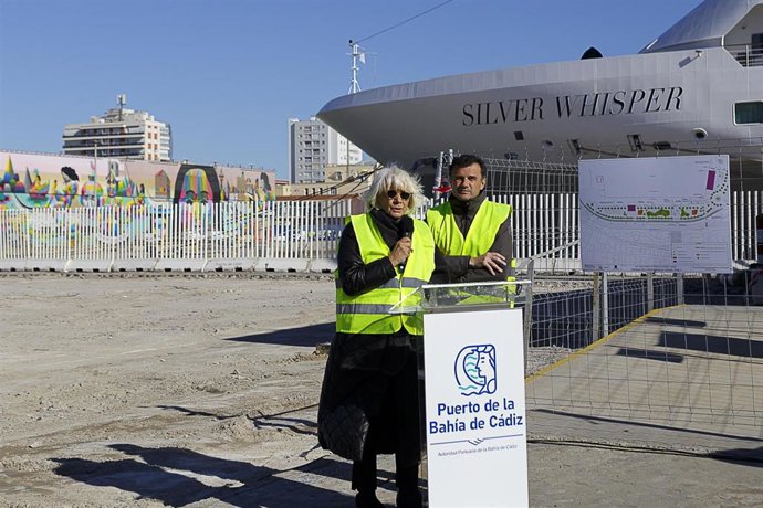 La presidenta de la Autoridad Portuaria de la Bahía de Cádiz, Teófila Martínez, y el alcalde de Cádiz, Bruno García, en las obras del proyecto del Muelle Ciudad.