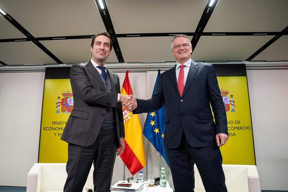 El ministro de Economía, Comercio y Empresa, Carlos Cuerpo (i), y el secretario general de la OCDE, Mathias Cormann (d), presentan el Estudio Económico de España, a 26 de noviembre de 2025, en Madrid (España). En el estudio se analiza el reciente dese