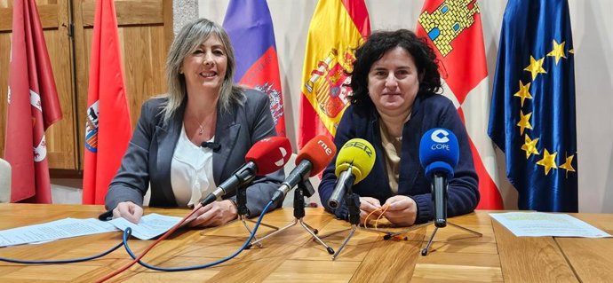 La teniente de alcalde de Servicios Sociales, Paloma del Nogal, junto a la técnico responsable de Juventud, Nuria Arroyo.