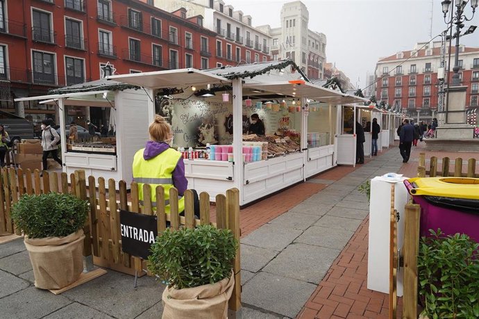 Archivo - Inauguración del mercado navideño de la Plaza Mayor de Valladolid.