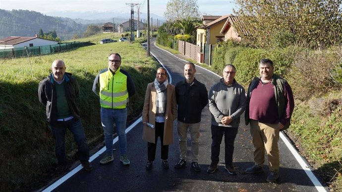 Jorge Alonso Y Juanjo López, De La Empresa Adjudicataria; Leire Gabilondo, Técnico Municipal; Ángel García, Alcalde De Siero; Manuel Pergentino Martínez, Concejal De Abastecimiento De Agua Y Saneamiento, Y Jose González, De La Empresa Adjudicataria.