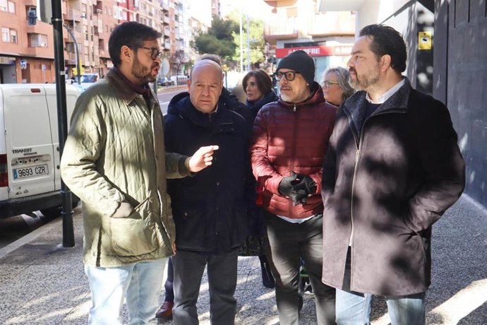 El diputado autonómico David Arranz y el concejal en el consistorio zaragozano, Armando Martínez, en el distrito de San José de Zaragoza para protestar contra la "violencia y criminalidad importada"