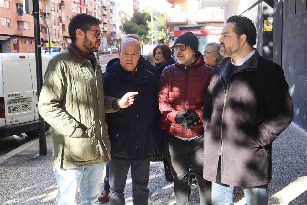 El diputado autonómico David Arranz y el concejal en el consistorio zaragozano, Armando Martínez, en el distrito de San José de Zaragoza para protestar contra la "violencia y criminalidad importada"