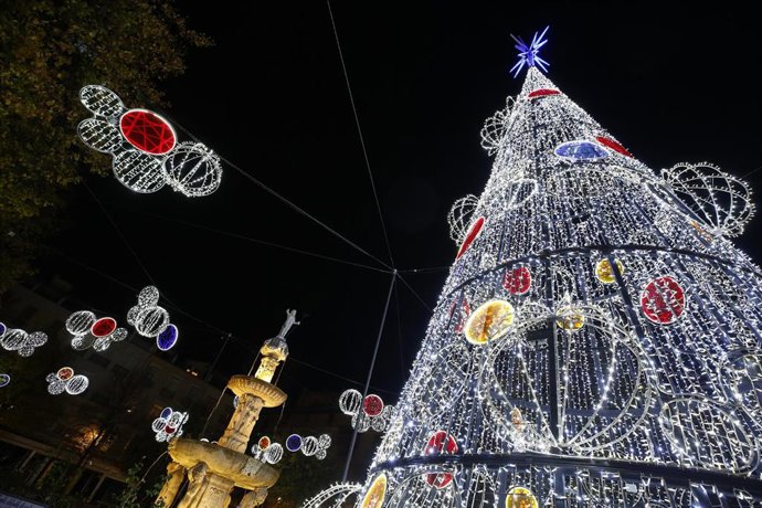 Archivo - Las luces de la Navidad 2020 se encienden en Granada en imagen de archivo