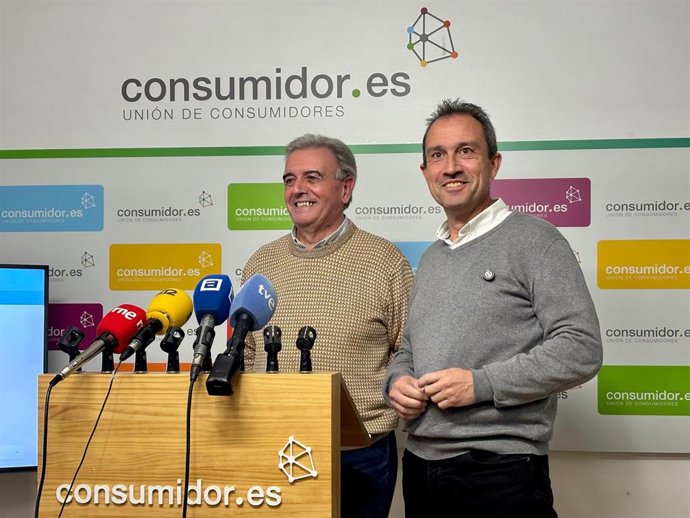 El presidente de la Unión de Consumidores de Asturias, Dacio Alonso y el consejero de Ordenación de Territorio, Urbanismo, Vivienda y Derechos Ciudadanos, Ovidio Zapico.