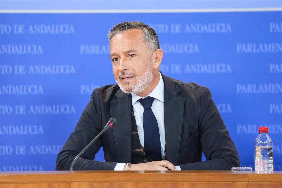 El portavoz adjunto del Grupo Parlamentario Socialista, Rafael Recio, durante la ronda de ruedas de prensa de portavoces de los grupos parlamentarios en el Parlamento de Andalucía, a 26 de noviembre de 2025 en Sevilla (Andalucía, España). Los portavoces