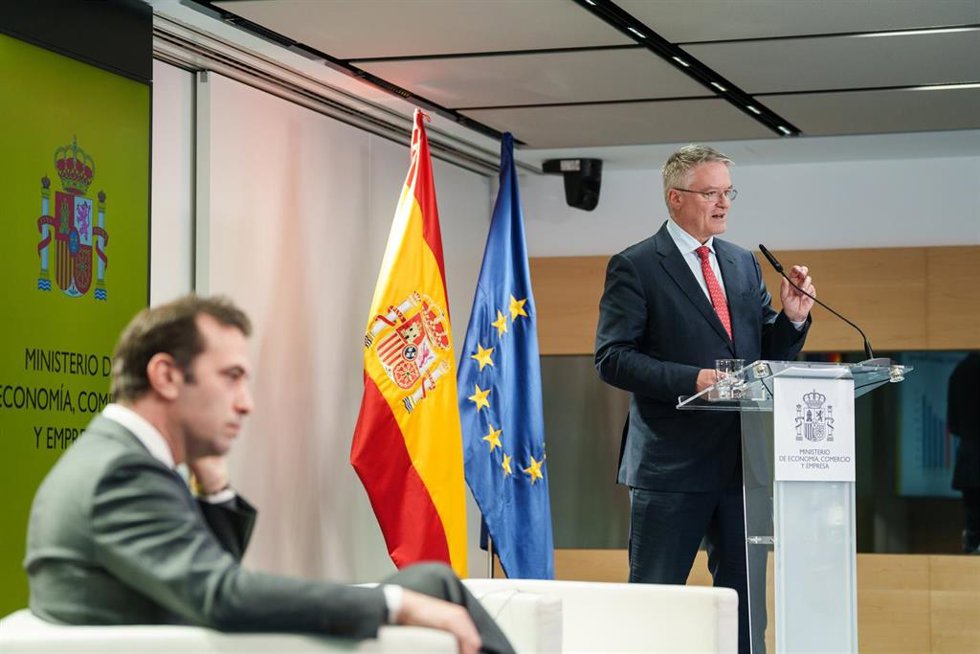 El secretario general de la OCDE, Mathias Cormann (d), interviene durante la presentación del Estudio Económico de España, a 26 de noviembre de 2025, en Madrid (España). En el estudio se analiza el reciente desempeño económico español.