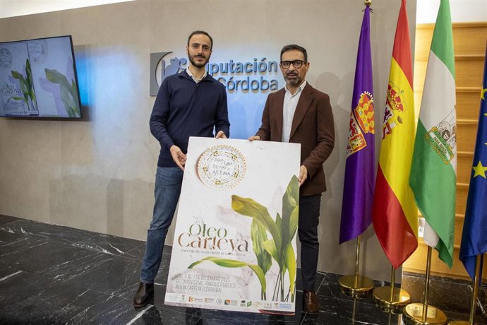 El delegado de Desarrollo Económico, Promoción y Empleo de la Diputación de Córdoba, Félix Romero (dcha.), y el alcalde de Nueva Carteya, Eduardo García, presentan 'Óleo Carteya'.
