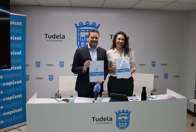 El alcalde de Tudela, Alejandro Toquero, y la concejala de Hacienda, Reyes Carmona, presentan el proyecto de Presupuestos municipales de 2026.