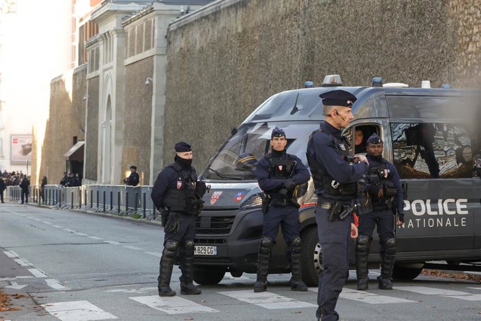 Archivo - Arquivo - 21 de outubro de 2025, Paris, França, França: Policiais em frente à Prisão de La Sante antes da chegada do ex-presidente da França, Nicolas Sarkozy, para ser encarcerado em uma sentença de cinco anos de prisão. Ele foi condenado por co
