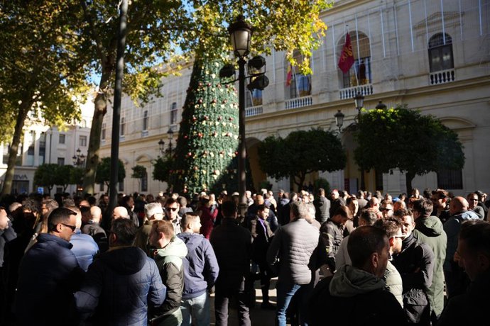 Concentración sindical de la Policía Local de Sevilla en protesta frente al Ayuntamiento coincidiendo con la celebración de un Pleno Extraordinario.