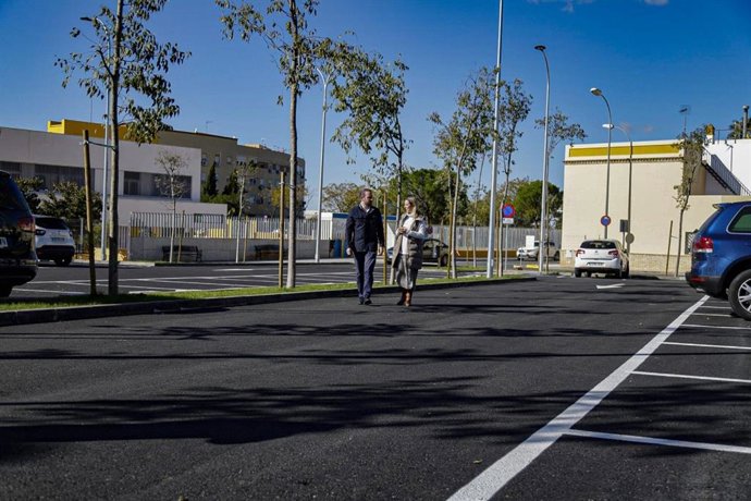 La alcaldesa visita las obras, ya culminadas, de la nueva zona verde y del aparcamiento público en Puerta de Alcalá.