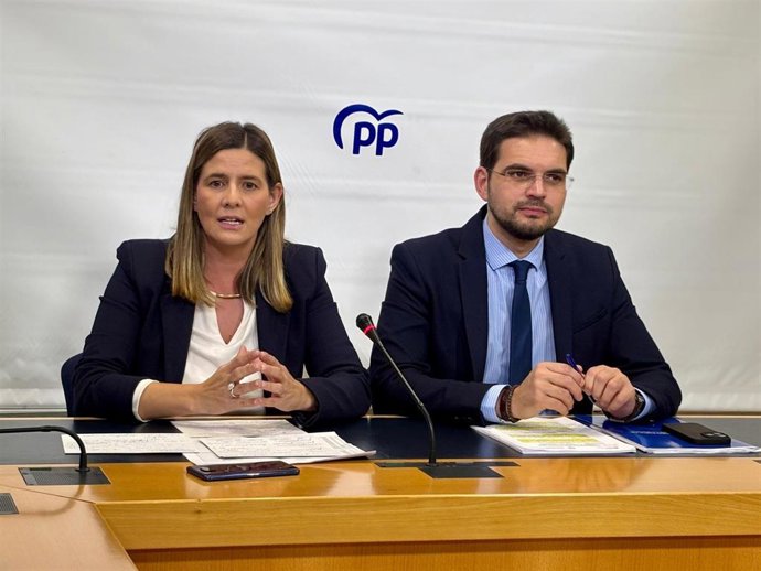 La secretaria general y portavoz parlamentaria del Partido Popular de Castilla-La Mancha, Carolina Agudo y el diputado autonómico y portavoz adjunto, Santiago Serrano.