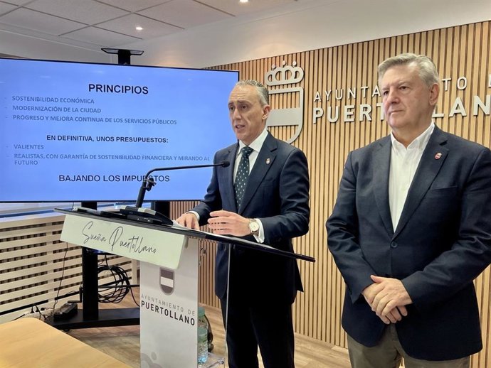 El alcalde de Puertollano, Miguel Ángel Ruiz, y el concejal de Hacienda, Andrés Gómez.