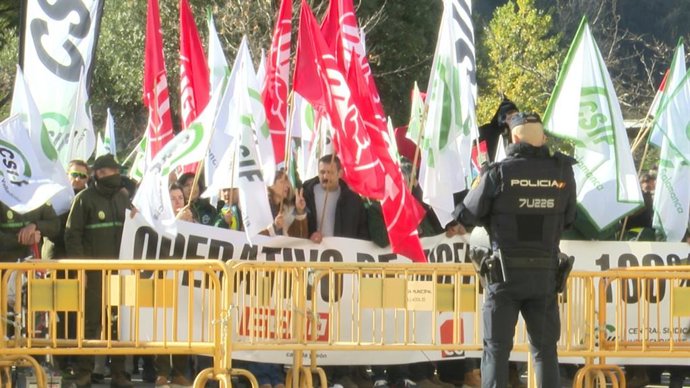 Protesta ante las Cortes contra el decreto ley sobre el operativo de incendios.