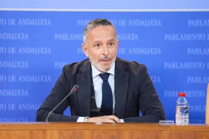 El portavoz adjunto del Grupo Parlamentario Socialista, Rafael Recio, durante la ronda de ruedas de prensa de portavoces de los grupos parlamentarios en el Parlamento de Andalucía, a 26 de noviembre de 2025 en Sevilla (Andalucía, España). Los portavoces d