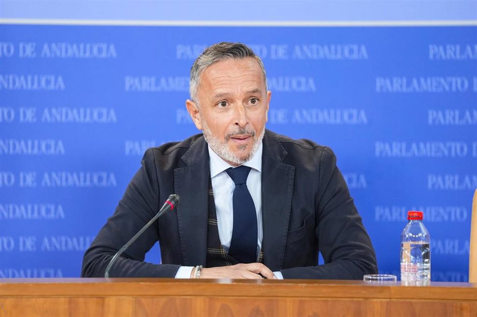 El portavoz adjunto del Grupo Parlamentario Socialista, Rafael Recio, durante la ronda de ruedas de prensa de portavoces de los grupos parlamentarios en el Parlamento de Andalucía, a 26 de noviembre de 2025 en Sevilla (Andalucía, España). Los portavoces