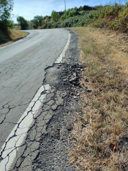 Carretera A-2605 a su paso por el núcleo de Abay.