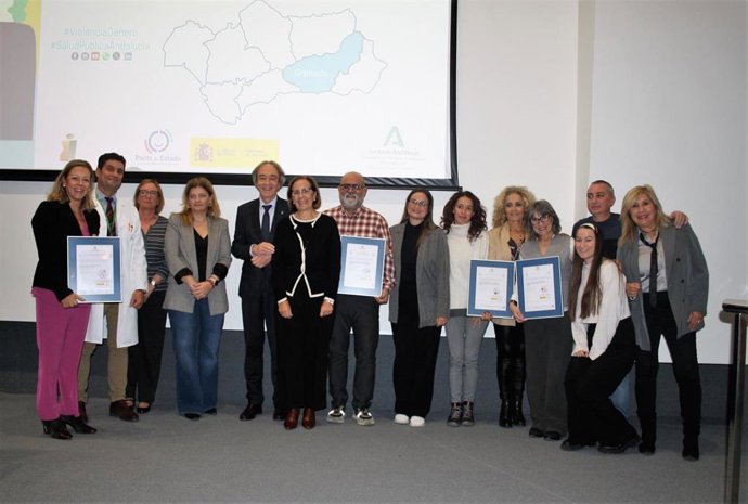 Imagen de familia del reconocimiento a centros sanitarios andaluces por su compromiso con contra la violencia de género.