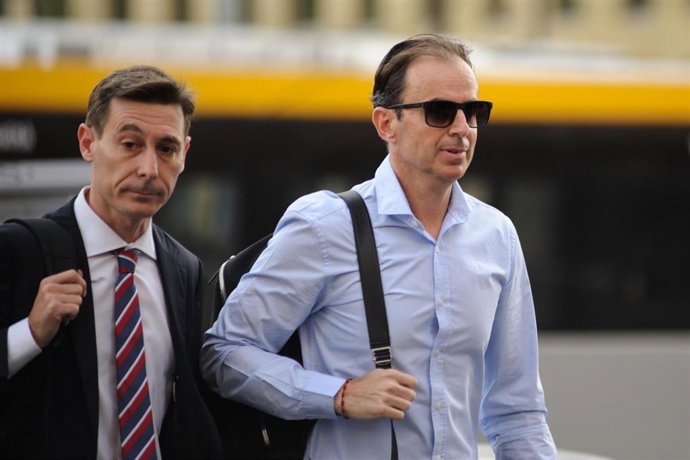 Archivo - El exmarido de la extenista Arantxa Sánchez Vicario, Josep Santacana (d), a su llegada al último día del juicio acusado de alzamiento de bienes, en la Ciutat de la Justícia.