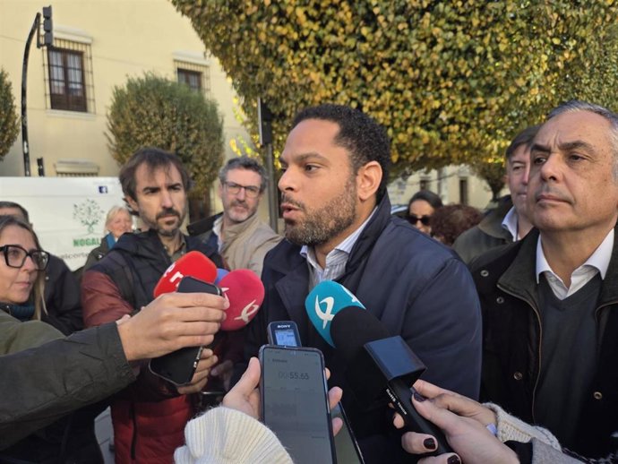 El secretario general de Vox, Ignacio Garriga, atiende a los medios en Badajoz