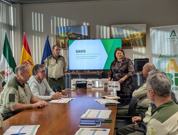 La delegada territorial de Sostenibilidad, en el acto de entrega de tabletas para digitalizar el cuerpo de agentes de medio ambiente.