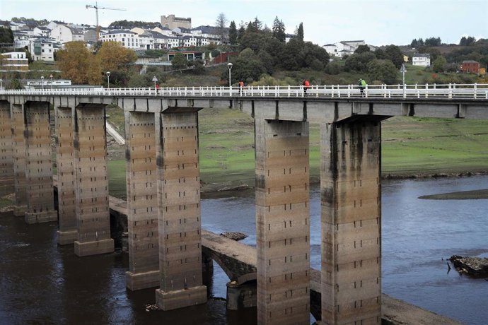 Bajo nivel de agua en el embalse de Belesar, 7 de noviembre de 2025, en Belesar, Lugo, Galicia (España). 