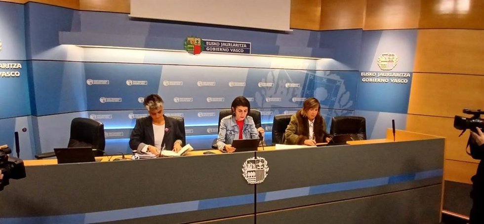 La consejera de Bienestar, Juventud y Reto Demográfico, Nerea Melgosa, junto a la directora de Apoyos para la Vida, Marian Olabarrieta, y la coordinadora de SATEVI, Oiane Zarate, ofrecen datos de SATEVI
