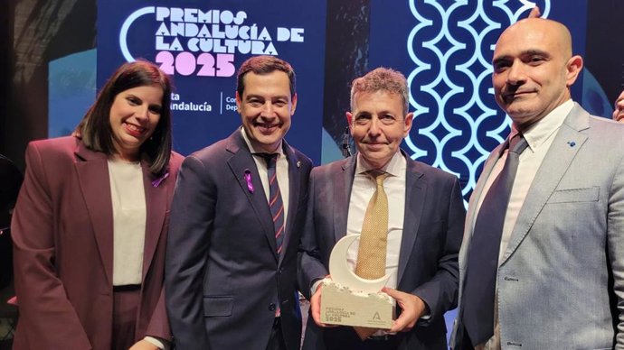 La vicepresidenta de la Diputación de Almería Almudena Morales, junto al presidente de la Junta de Andalucía, Juanma Moreno, y los arquitectos Alfredo Garrido e Ignacio Bértiz tras recoger el premio Cultura Andalucía 2025.