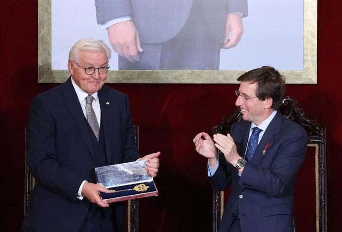 El alcalde de Madrid, José Luis Martínez-Almeida, entrega la Llave de Oro de la Villa de Madrid al presidente de Alemania, Frank-Walter Steinmeier