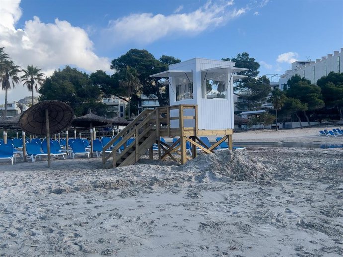 Nueva torre de vigilancia en la playa de Camp de Mar.