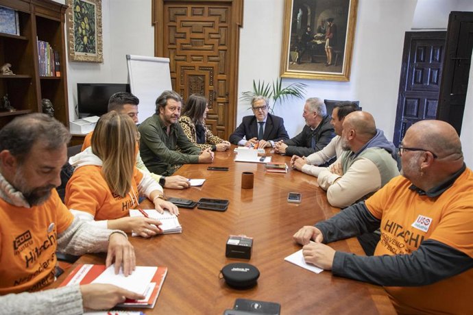 El presidente de la Diputación, Salvador Fuentes (centro), en su reunión con el comité de empresa de Hitachi Energy.