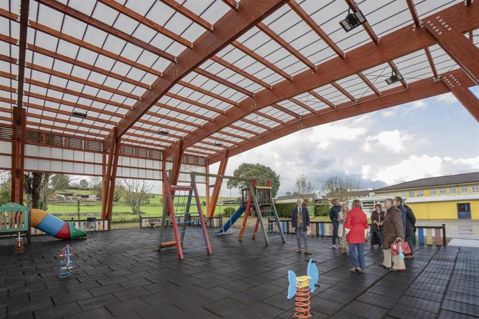 El consejero de Educación, Sergio Silva, inaugura la cubierta del parque infantil del CEIP Aguanaz