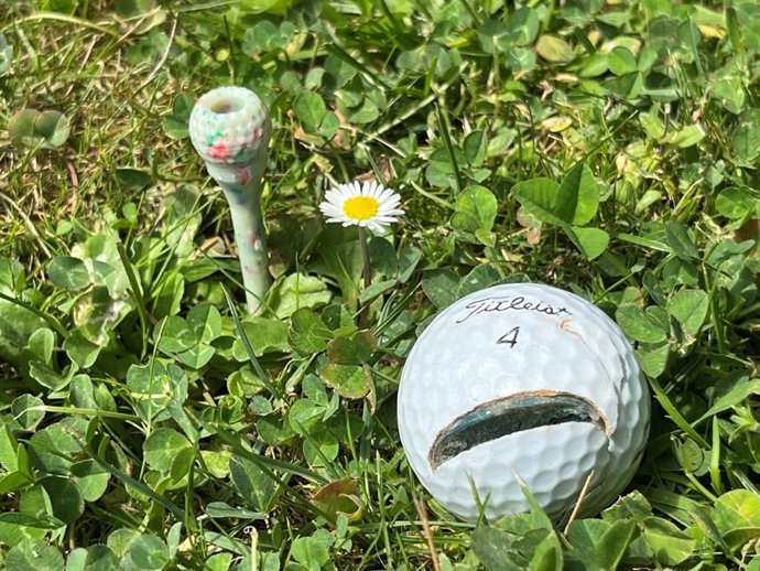 El Parador de El Saler impulsa el primer sistema que transforma bolas de golf no recuperables en un nuevo material útil