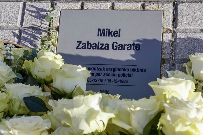 Archivo - La placa en memoria de Mikel Zabalza, en el barrio de Intxaurrondo
