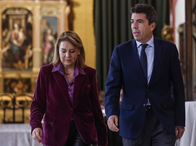 Archivo - Arxiu - El president de la Generalitat, Carlos Mazón, i la vicepresidenta de la Generalitat, Susana Camarero, durant l'acte de lliurament dels Premis Isabel Ferrer 2025, en el Palau de la Generalitat, a 7 de març del 2025, a València (arxiu)
