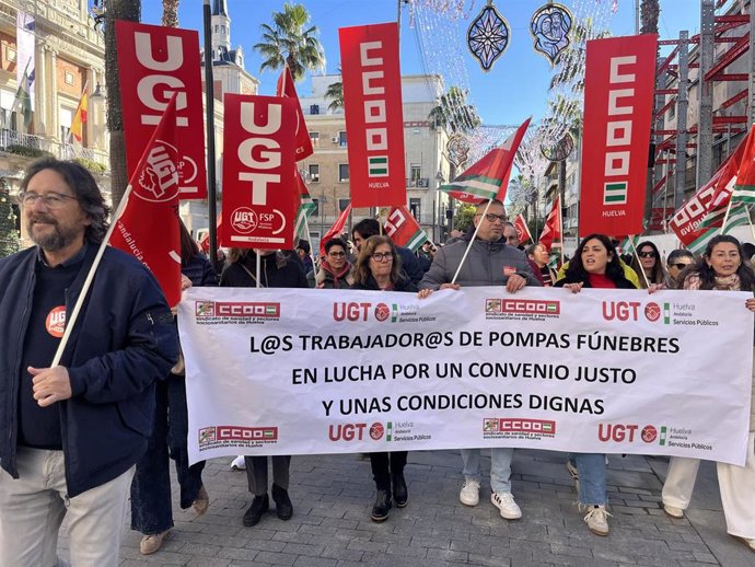 Concentración de trabajadores del sector de pompas fúnebres y tanatorios de Huelva.