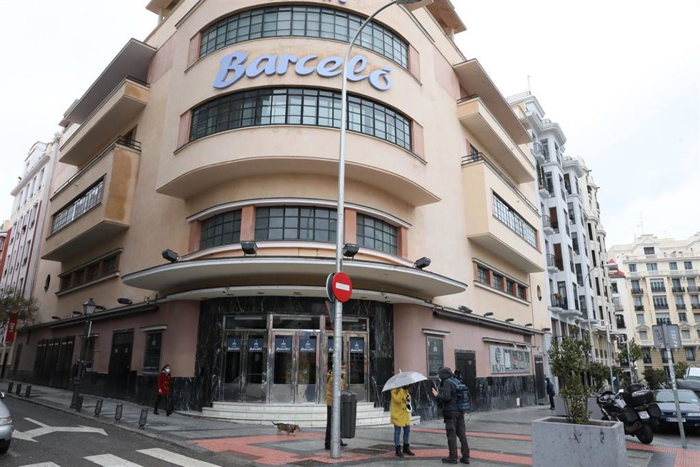Archivo - Transeúntes pasan al lado de la puerta del Teatro Barceló donde esta pasada noche se celebró una fiesta sin mascarillas que está siendo investigada por la Policía Municipal de Madrid, en Madrid, (España), a 22 de enero de 2021.