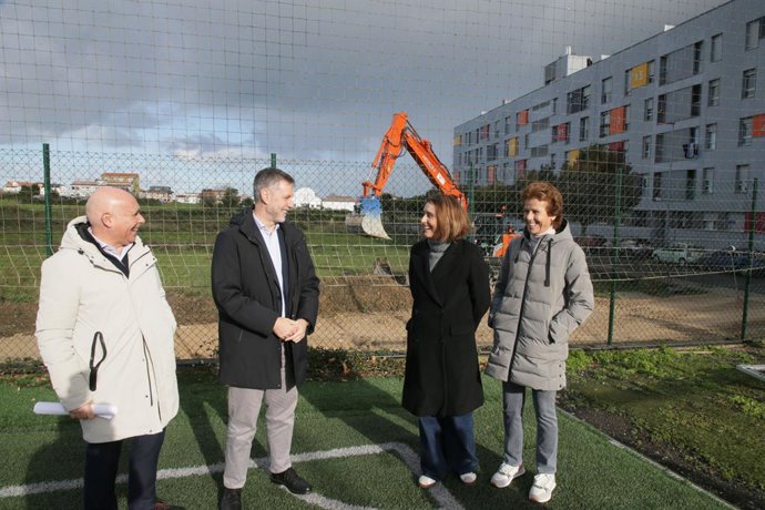 El consejero de Cultura, Turismo y Deporte, Luis Martínez Abad, y el presidente del Racing de Santander, Manolo Higuera, en el inicio de los graderíos de los campos de fútbol 'Nando Yosu'