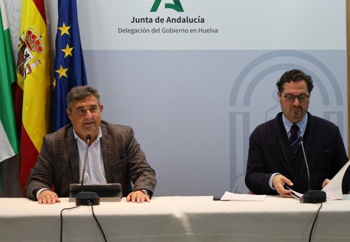 El delegado de la Junta de Andalucía en Huelva, José Manuel Correa, y el delegado provincial de Fomento, Articulación del Territorio y Vivienda, Jaime Pérez.