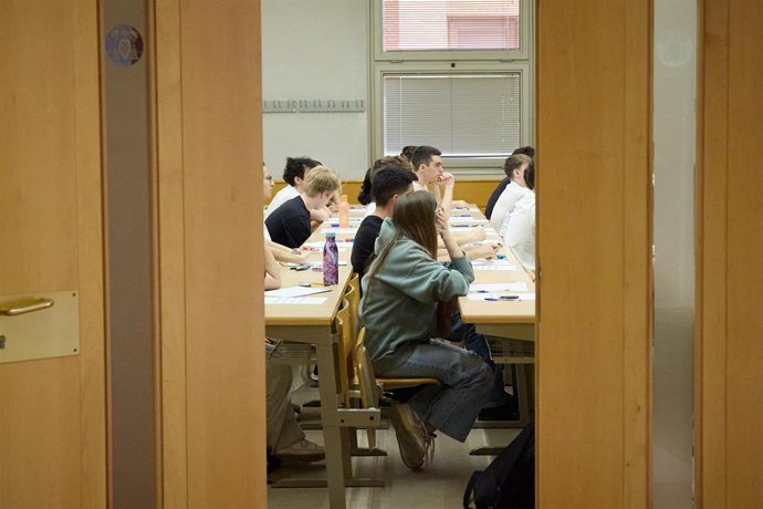 Archivo - Alumnos en un aula al comienzo de un examen, el primer día de la Evaluación de Acceso a la Universidad (EvAU), en la Politécnica de la Universidad de Alcalá de Henares, a 3 de junio de 2024, en Alcalá de Henares, Madrid (España). Cerca de 40.000