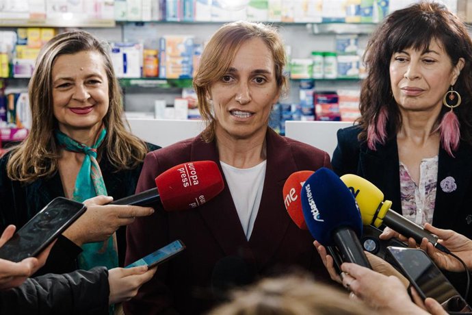 La ministra de Sanidad, Mónica García, atiende a los medios durante la presentación del protocolo de actuación en la farmacia comunitaria ante la violencia contra las mujeres, a 26 de noviembre de 2025 en Madrid (España). El objetivo general de este proto