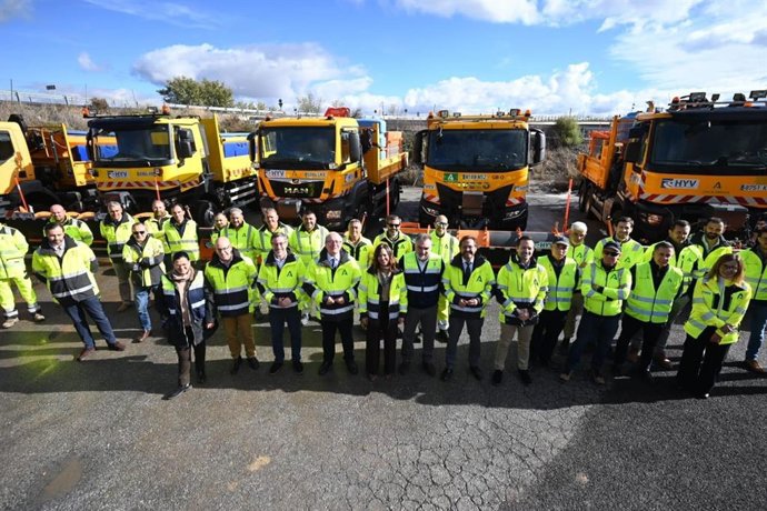La consejera de Fomento de la Junta de Andalucía, Rocío Díaz, junto a personal técnico y operarios del Plan de Vialidad Invernal durante la presentación del dispositivo en Almería.