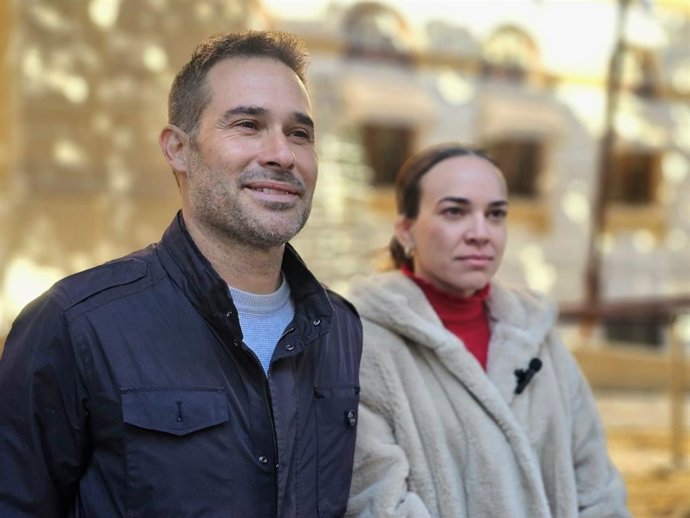 El diputat de Compromís en Les Corts Gerard Fullana (e) junt amb l'edil de la coalició a l'Ajuntament d'Alacant Sara Llobell (d)