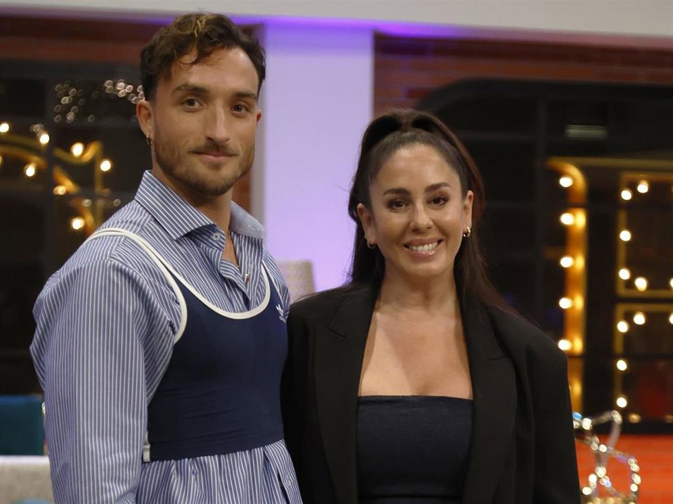 Álvaro Cuenca y Anabel Pantoja posan para los medios durante el encuentro con los finalistas de Bailando con las Estrellas y sus maestros bailarines, a 26 de noviembre de 2025, en Madrid (España).