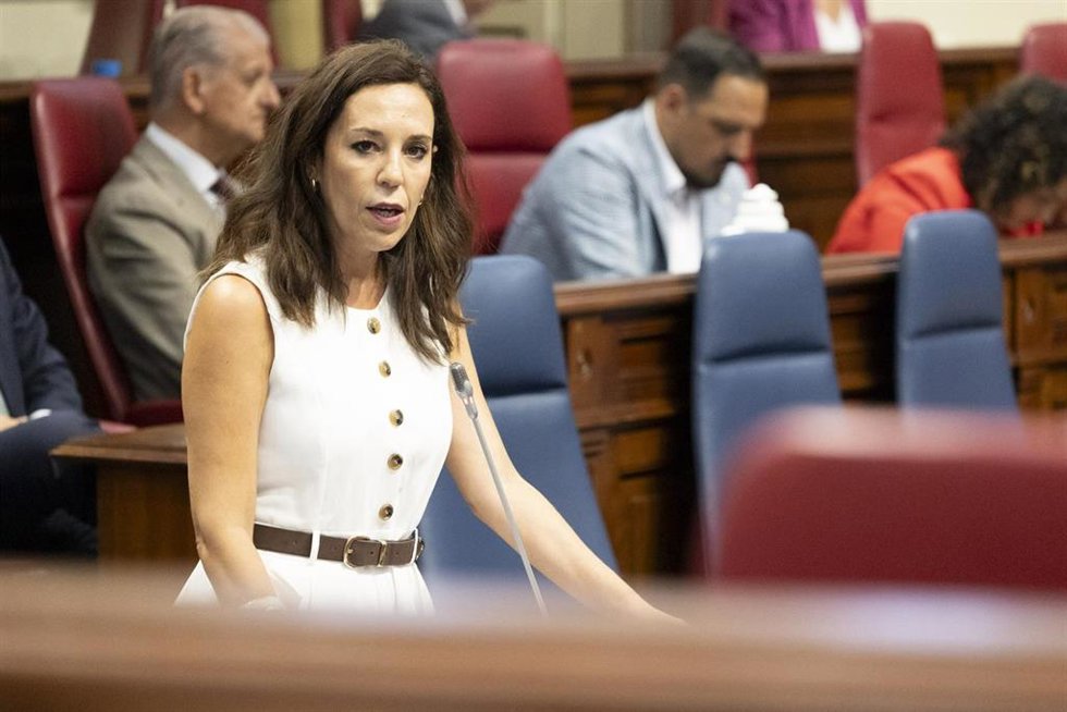 Archivo - La consejera de Turismo y Empleo del Gobierno de Canarias, Jessica de León, en el Pleno del Parlamento