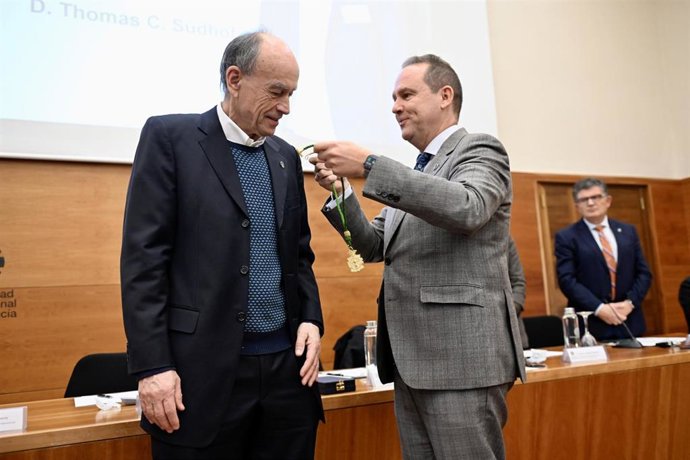 El rector de la UNIA, José Antonio García, impone la Medalla de Oro al Premio Nobel de Medicina Thomas Südhof