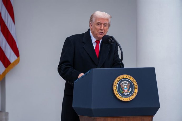 25 de novembro de 2025, Washington, Distrito de Colúmbia, Estados Unidos: O Presidente DONALD TRUMP perdoa o peru "Gobble" no Perdão Presidencial de Ação de Graças pelo Peru, no Rose Garden, em 25 de novembro de 2025.