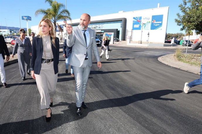 La presidenta de la Diputación de Cádiz, Almudena Martínez, inspecciona el nuevo los trabajos de asfaltado del polígono de Palmones en Los Barrios (Cádiz) junto al alcalde de esta localidad, Miguel Alconchel. 